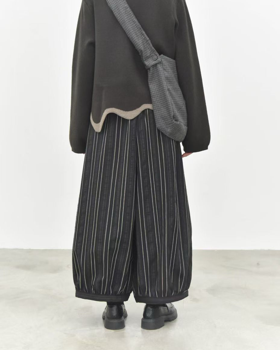 Contrast-Trim Wavy Hem Knit Sweater