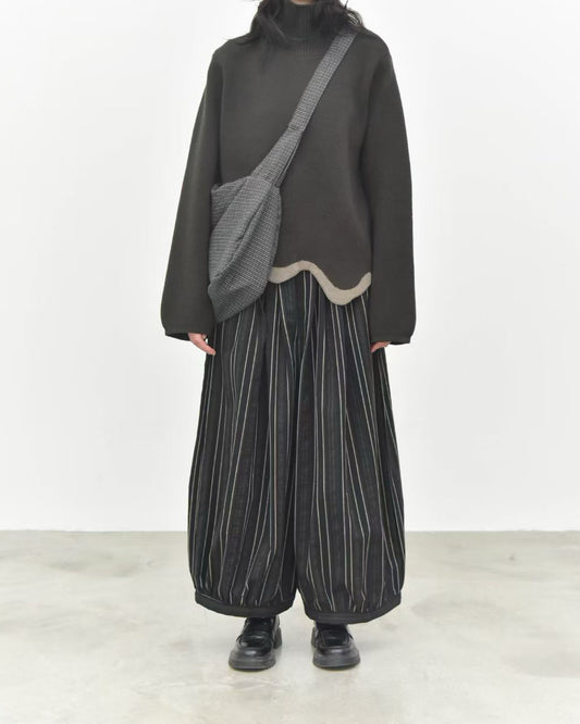 Contrast-Trim Wavy Hem Knit Sweater