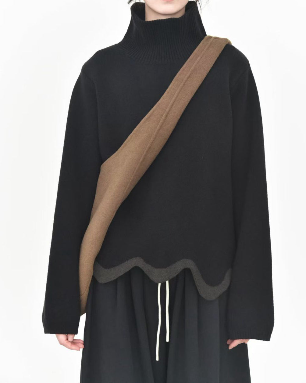 Contrast-Trim Wavy Hem Knit Sweater